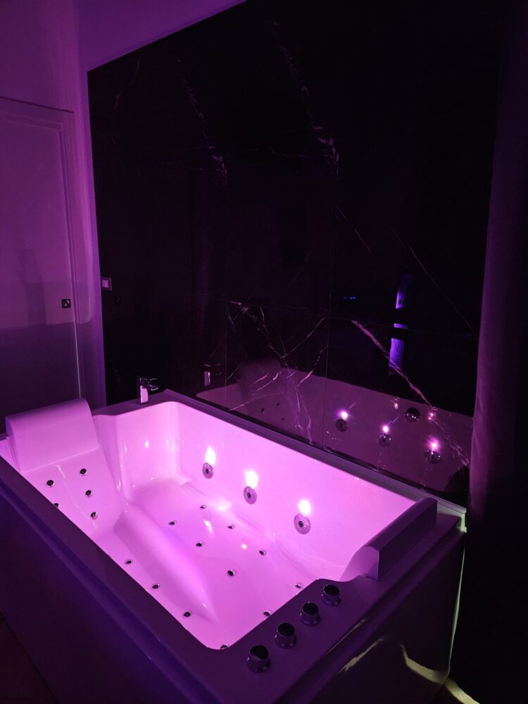 Jacuzzi Biposto con idromassaggio e cromoterapia